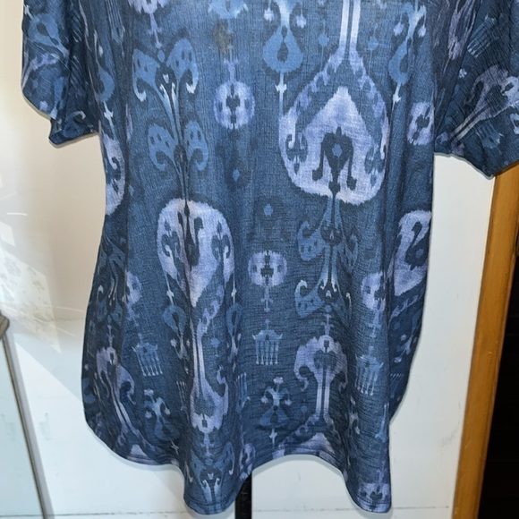 Chicos size 2 or Large Blue Patterned Women's Top.  Excellent condition - Picture 3 of 8